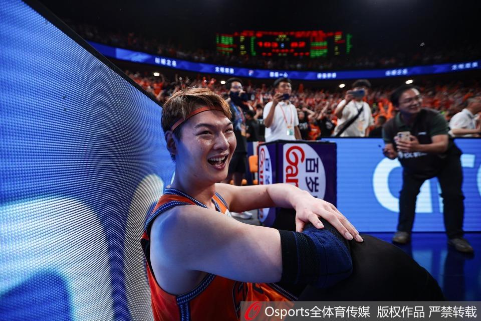 ESPN记者:湖人队内部人士暗示詹姆斯父子可能一起转投新球队