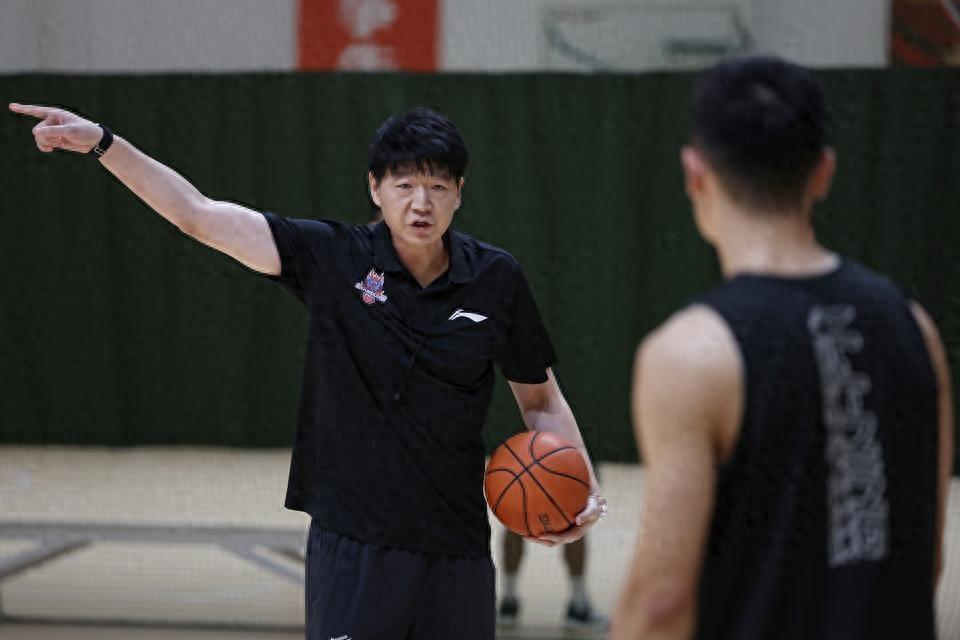 马刺主帅谈福克斯被批评：我不看社媒也不在乎，对他有100%信心