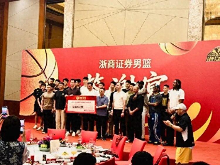 御用名哨尽力了,尼克斯逆转完成53年之梦,末节之王无悬念加冕