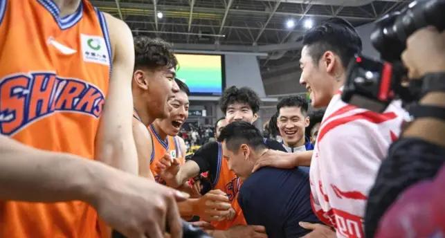 4年2.29亿！取关马刺！福克斯德不配位，波波维奇在下一盘大棋