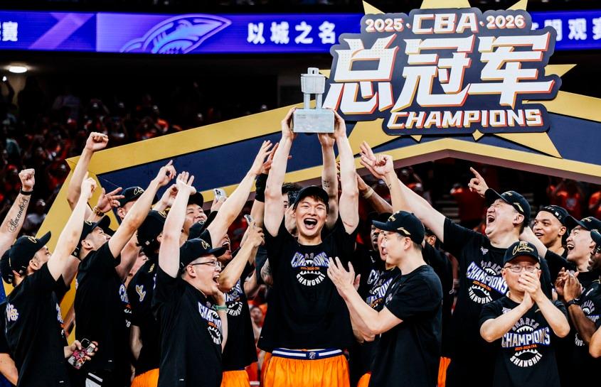 同样是NBA传奇巨星,为何科比营销害人,詹姆斯营销却无害?