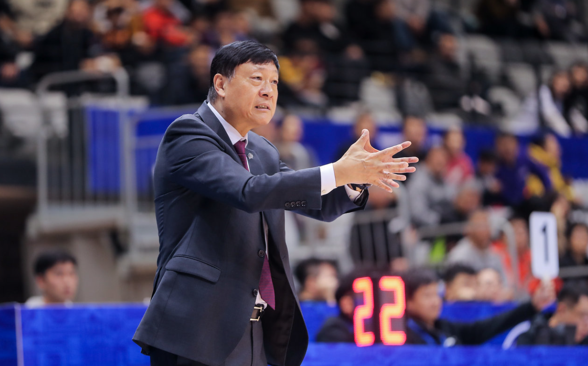 布伦森独扛45分!尼克斯时隔53年再捧NBA总冠军奖杯